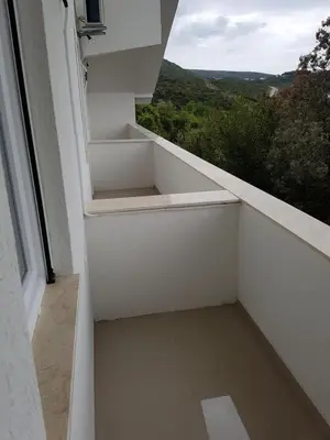 an empty balcony with a view of the mountains at Apartmani Vila Ebra in Utjeha