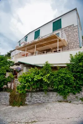 a building with green plants in front of it at Medin di Lastua in Petrovac na Moru