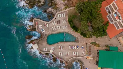 an aerial view of a resort by the ocean at Hotel R in Utjeha