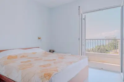 a bedroom with a bed and a large window at Hotel R in Utjeha