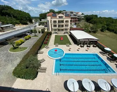 an overhead view of a swimming pool on a building at Apart Hotel Llolla in Ulcinj