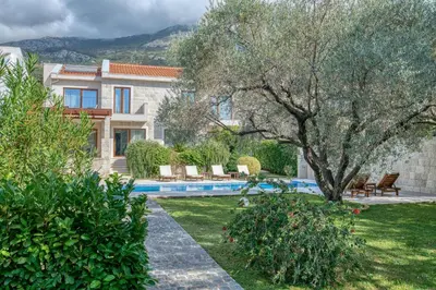 a house with a yard with a swimming pool at Villa Zen Port in Petrovac na Moru