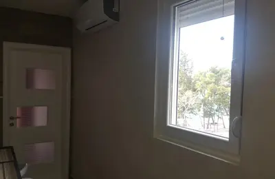 a window in the corner of a room at Amarok in Bar