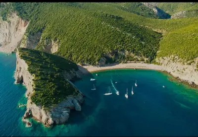 an aerial view of a group of boats in the ocean at HOTEL DANA in Čanj
