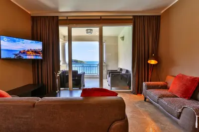 a living room with a couch and a tv at Regina del Mare in Bar