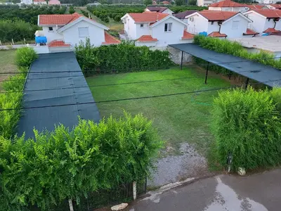 an overhead view of a tennis court in a yard with houses at Apartmani Vila Milaris in Ulcinj