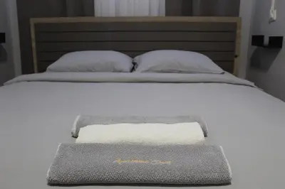 a bed with avisorvisorvisorvisorvisor at Apartman Dacaa in Podgorica