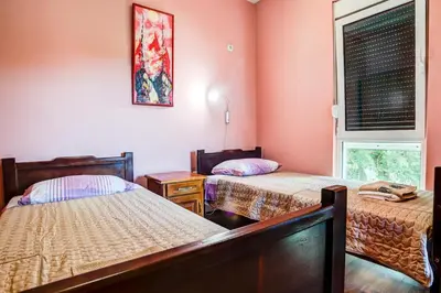 two beds in a room with pink walls at Villa Elkom, App.17 in Ulcinj