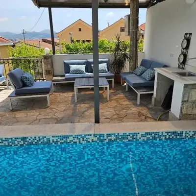 Villa Vi apartmen in a villa with a swimming pool