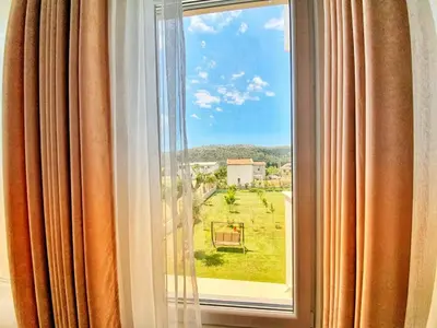a window with a view of a green field at Vila Uma in Bar