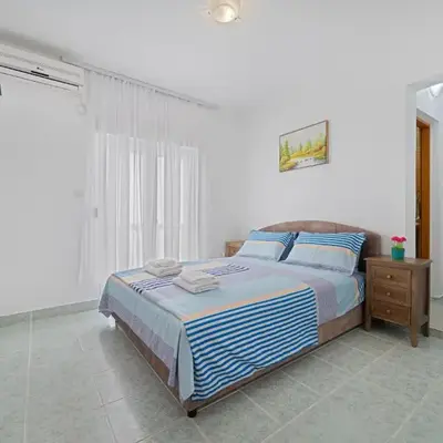Apartment Dragicevic 2 with Garage