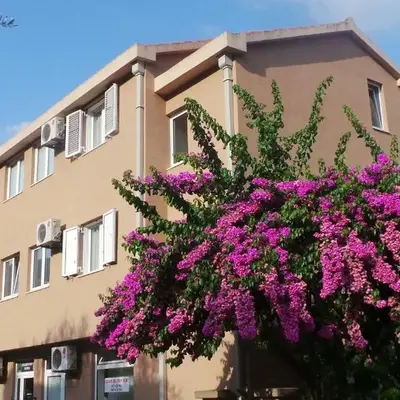 El Mar Apartments