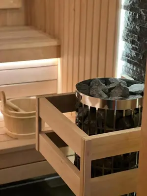 a hot tub in a wooden box in a sauna at Maghrib Hotel in Ulcinj