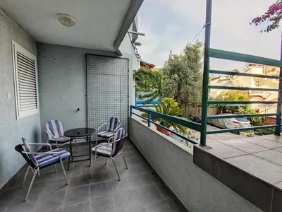 a patio with chairs and a table on a balcony at Apartman M&U in Petrovac na Moru