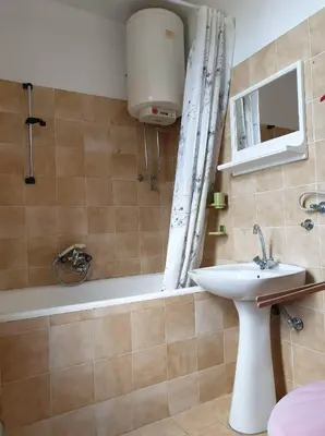 a bathroom with a sink and a bath tub at Apartman Veliki Pijesak in Dobra Voda
