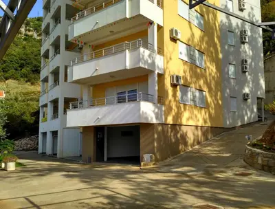 an apartment building with a balcony and a driveway at Belveder Alevtina in Rafailovici