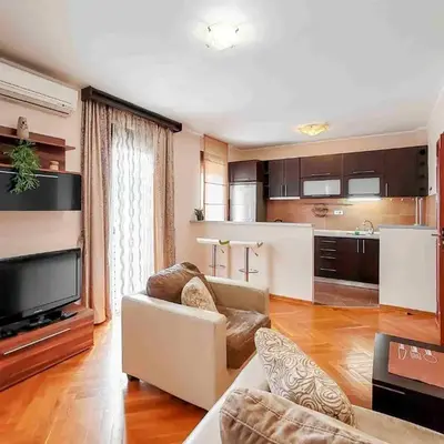 Sunny three-bedroom apartment in Budva