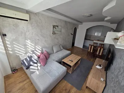 a living room with a couch and a table at DUBLIN STAN na dan u MARŠALA TITA in Bar