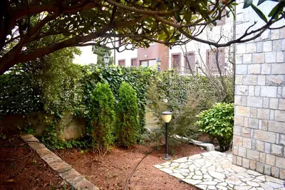 a garden with a hedge and a lamp in a yard at Family Villa in Petrovac na Moru