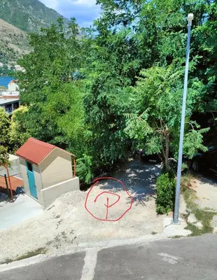a street sign on the side of a road at Studio Apartman Rea in Kotor