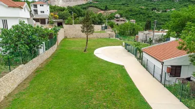 a view of a yard with a retaining wall at The White House in Ðurmani