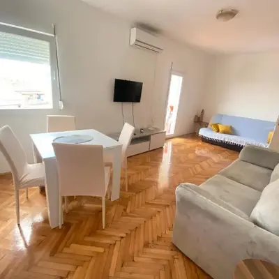 Two-bedroom apartment with parking and sea view