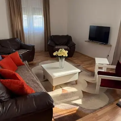 Large Three-Bedroom Apartment 2 Min from Airport