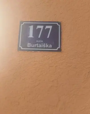 a clock on the side of a wall at Apartmen Kuca za odmor i familiju in Bar