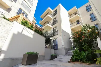 an apartment building with stairs and plants at Apartman Petra in Pržno