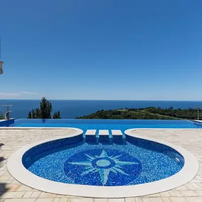 Skyline View Apt & Pool Retreat