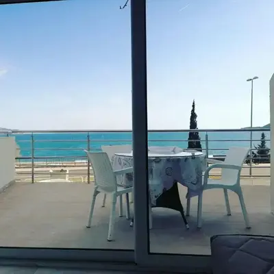 One minute to the beach